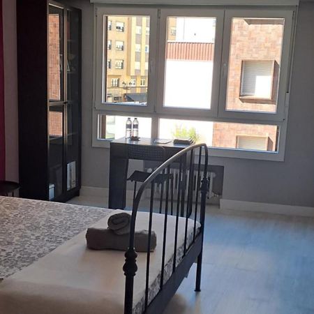 Appartamento Habitación céntrica enorme parking privado desayuno baño privado Oviedo Esterno foto